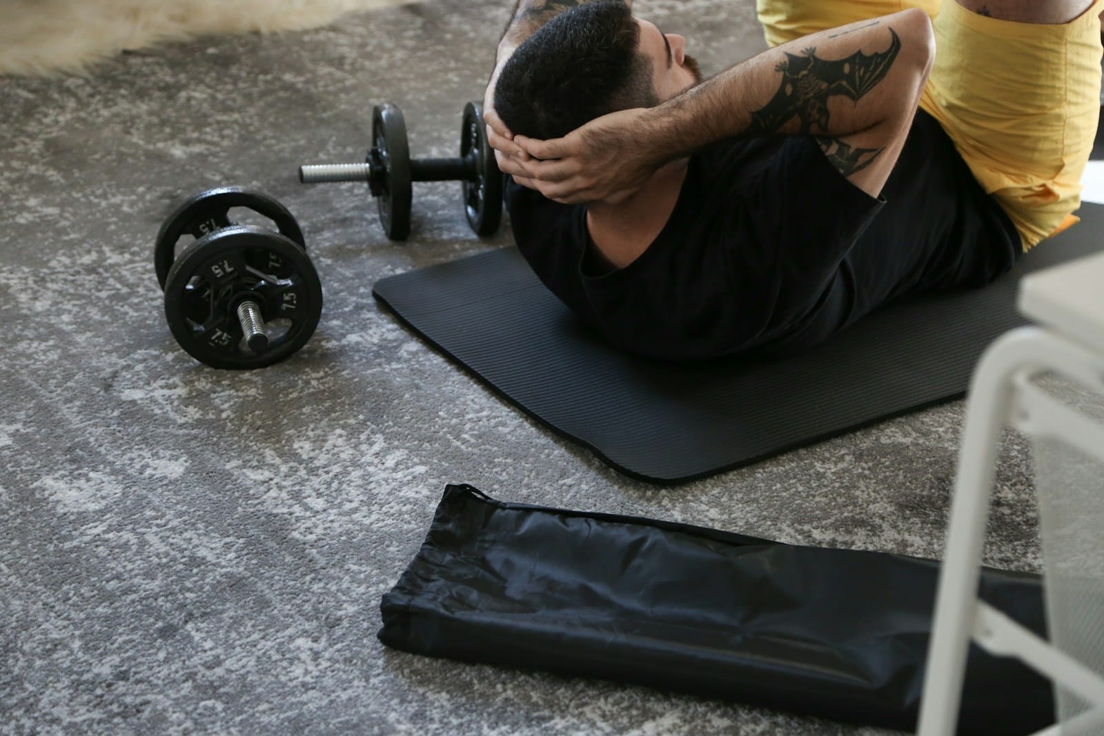 Séance d’abdominaux avec coach sportif Guignen et matériel de musculation